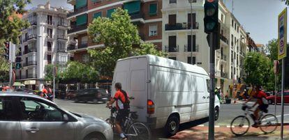 Un coche detiene la circulación de un ciclista en la calle de Santa Engracia.