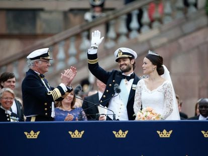 Carlos Gustavo de Suecia aplaude al príncipe Carlos Felipe y la princesa Sofía tras su salida de la capilla real el día de su boda, celebrada el 13 de junio de 2015.