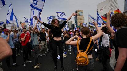 Un grupo de manifestantes bloquea una carretera durante una protesta contra los planes del Gobierno del primer ministro, Benjamín Netanyahu, para reformar el sistema judicial, en Tel Aviv este jueves.