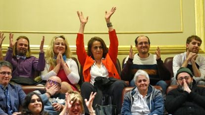 La exdiputada socialista en la Asamblea de Madrid Carla Antonelli (centro), junto a representantes de colectivos de personas trans y LGTBI, este jueves en el Congreso de los Diputados.