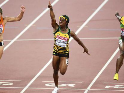 Shelly-Ann Fraser-Pryce, centro, gana el oro en los 100m.