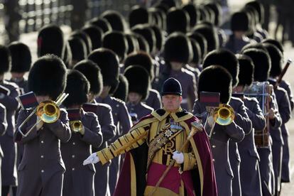 Soldados de una banda militar caminan frente al Palacio de Buckingham antes del discurso del rey Carlos III, este martes, con motivo de la apertura del período legislativo en el Parlamento británico.