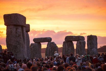 Visitantes a Stonehenge toman fotos durante el solsticio de verano, el 21 de junio de 2015.