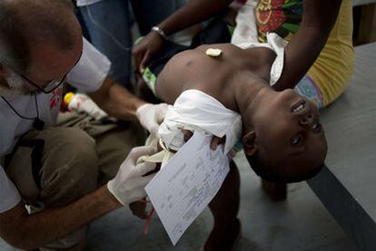 Un niño recibe atención ayer en el hospital Sainte Catherine, en la barriada de Cité Soleil, a las afueras de Puerto Príncipe.