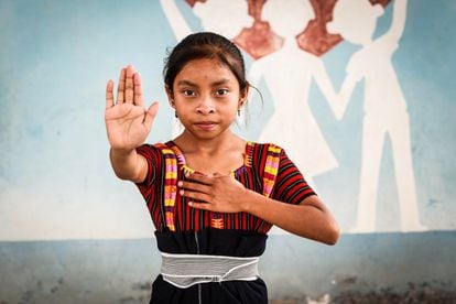 Una de las niñas de Guatemala realizando el gesto de rechazo a la violencia.