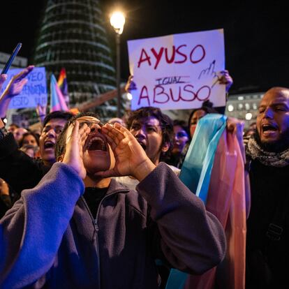 Cientos de personas durante una manifestación para defender las leyes Trans y LGTBI de la Comunidad de Madrid, en la Puerta del Sol, el 13 de noviembre de 2023.