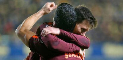 Messi y Luis Su&aacute;rez se abrazan tras uno de los goles.