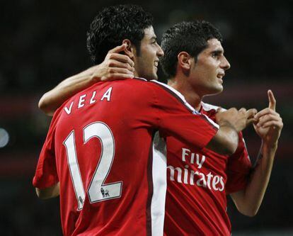 Vela celebra un gol con Fran Mérida ante el Sheffield durante su etapa en el Arsenal