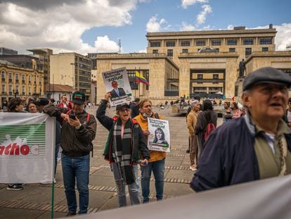 Manifestantes cantan arengas en un plantón a favor de la reforma de Salud, en Plaza de Bolívar (Bogotá), el 19 de abril.