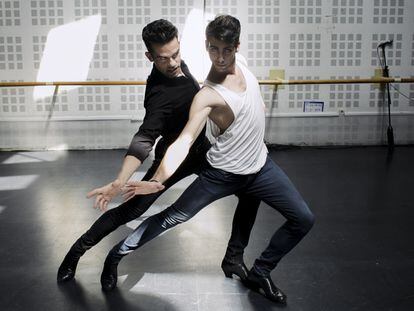 De negro, Antonio Najarro, director del Ballet Nacional de España. A su lado, Carlos Romero, de 23 años, es el último bailarín que se ha incorporado a la compañía.