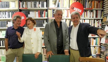 Alessandro Baricco, Inge Feltrinelli, Mario Vargas Llosa y Jorge Herrald en la librer&iacute;a La Central. 