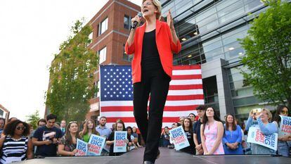 La candidata Elizabeth Warren hace campaña en Virginia.
