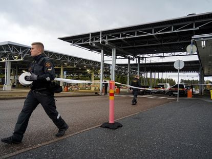 Un guardia coloca una cinta en el cruce fronterizo de Vaalimaa, en Finlandia.