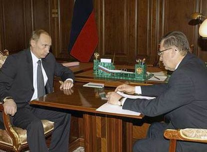 Vladímir Putin charla con Víktor Zubkov durante una reunión en el Kremlin en abril de 2004.