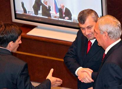 El presidente de Osetia del Sur, Eduard Kokoity, y el de Abjazia, Sergei Bagapsh, estrechan sus manos durante la sesión extraordinaria de la Cámara alta.