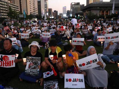 Decenas de surcoreanos protestan contra las restricciones comerciales niponas, el 24 de agosto en Seúl.