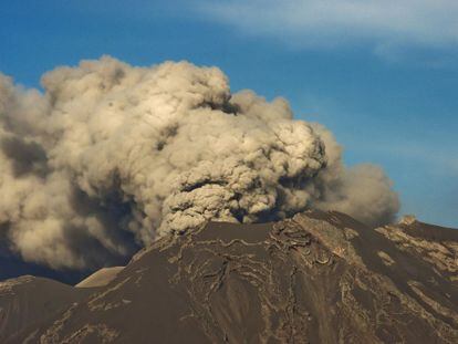 Vista del volc&aacute;n Calbuco este viernes, 24 de abril de 2015.