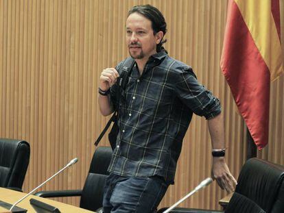 El secretario general de Podemos, Pablo Iglesias, al inicio hoy de la primera reuni&oacute;n del grupo parlamentario confederal de Unidos Podemos.