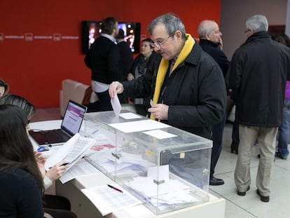 Militants votant a la seu del PSC.