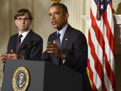 El presidente estadounidense, Barack Obama (d), presenta a Jason Furman, la persona que ha nominado para encabezar el Consejo de Asesores Económicos de la Casa Blanca, en la Casa Blanca en Washington, EE.UU., este 10 de junio.