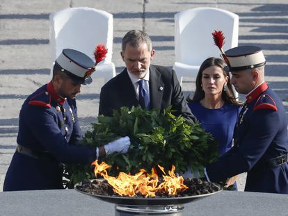 MADRID, 15/07/2022.- El rey Felipe VI (i) y la reina Letizia (d) durante el tercer homenaje de Estado a las víctimas de la covid-19 y de reconocimiento a la labor del personal celebrado en la Plaza de la Armería del Palacio Real de Madrid este viernes. EFE/ Luis Millán
