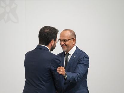 Carles Campuzano, a la derecha, con Pere Aragonès, en su toma de posesión como consejero de la Generalitat, en octubre de 2022.