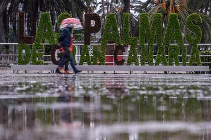 Dos personas caminan bajo las primeras lluvias de 'Hermine' el sábado en la capital grancanaria.