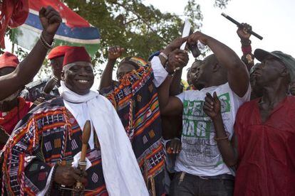 El dictador de Gambia, con un amuleto, en un festival en 2014.