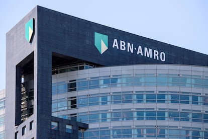 Logo de ABN Amro en la sede de la compañía en Ámsterdam.