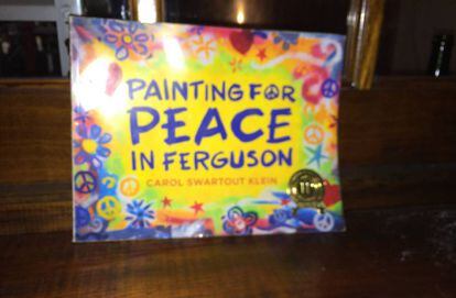 Un libro sobre pinturas para traer paz a Ferguson, en un restaurante en la zona blanca