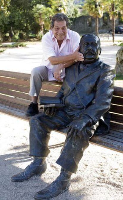 El actor Sancho Gracia posa con una estatua del fundador del Balneario de Mondariz, en Peinador, Vigo, en una imagen de 2009. 