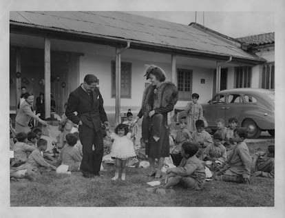 Jorge Eliécer Gaitán; su esposa, Amparo Jaramillo; y su hija, Gloria Gaitán Jaramillo, fotografía que María Gaitán cuelga en su oficina.