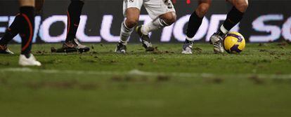 un jugador del Valencia conduce el balón en el Bernabéu el pasado diciembre.