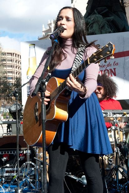 Julieta Venegas es tan querida en España como en su país de nacimiento: México. Llenará el escenario de colorido y sonrisas el 13 de julio.