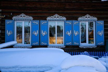 En la localidad de Goryachinsk, en la ribera este del lago Baikal, se pueden ver fachadas típicas de esta zona de Siberia. 