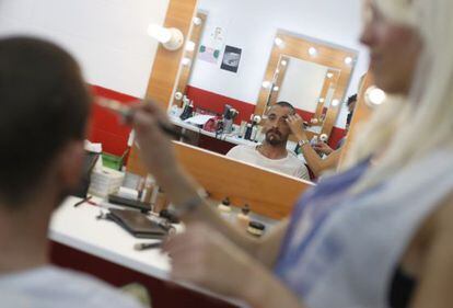 El actor Ismael Martínez, en la sala de maquillaje.