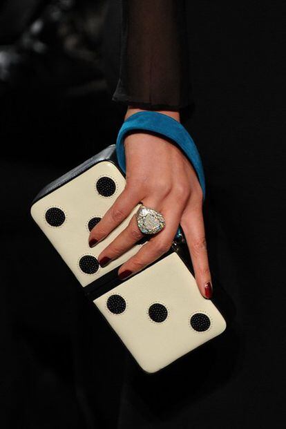 Este cluch con forma de ficha de dominó es un diseño de Diane Von Fustenberg. (c.p.v.)