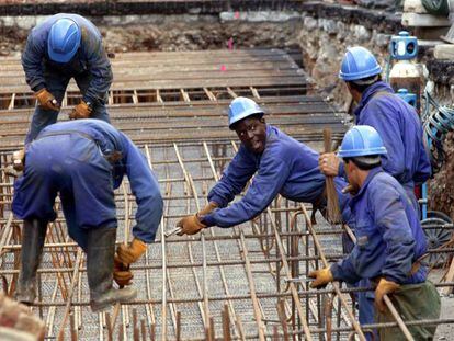 Trabajadores inmigrantes en la construcción.