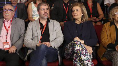 El nuevo líder de CCOO, Unai Sordo (segundo por la izquierda) y su antecesor en el cargo, Ignacio Fernández Toxo, la ministra de Empleo, Fátima Báñeza (2d) y la alcaldesa de Madrid, Manuela Carmena.