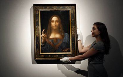 Una empleada de Christie&#039;s de Londres con &#039;Salvator Mundi&#039;, obra de Leonardo da Vinci subastada el pasado octubre.
