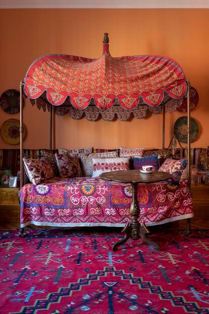 El diván antiguo es de Peter D’Ascoli, un diseñador de textiles radicado en Nueva Delhi.