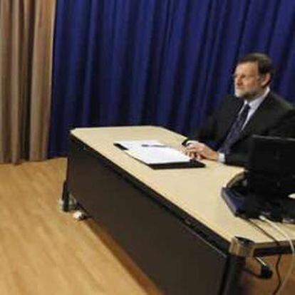 El jefe del Ejecutivo, Mariano Rajoy, durante su primera videoconferencia desde el Palacio de la Moncloa