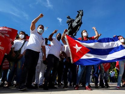 Cientos de cubanos participan en una marcha en apoyo a la revolución cubana este jueves por la zona del Malecón en La Habana (Cuba).
