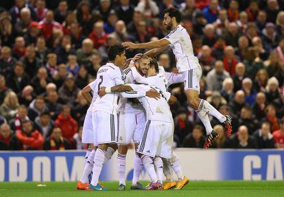 Karim Benzema es felicitado por sus compañeros de equipo tras marcar el tercer gol para el Real Madrid.