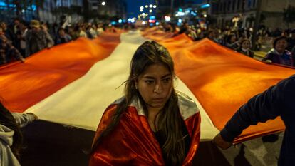 Una mujer, en la marcha contra del Gobierno peruano, el miércoles en Lima.