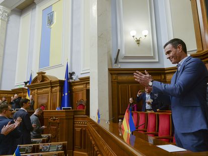 Pedro Sánchez y un grupo de diputados ucranios aplauden, este jueves en el Parlamento de Ucrania, en Kiev.