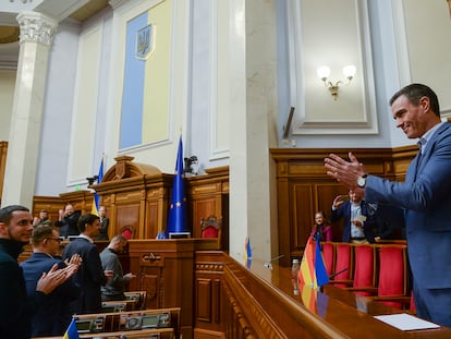 Pedro Sánchez y un grupo de diputados ucranios aplauden, este jueves en el Parlamento de Ucrania, en Kiev.