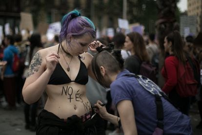 Dos chicas se preparan para la manifestación estudiantil en Barcelona.