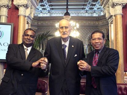 I&ntilde;aki Azkuna, en el centro, junto a los representantes de Malasia.