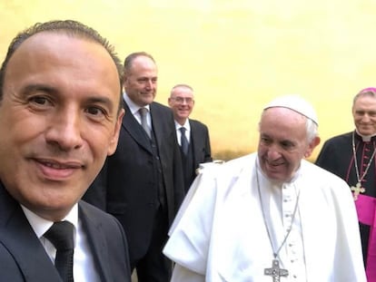 El productor musical Antonio Berumen junto al Papa Francisco.